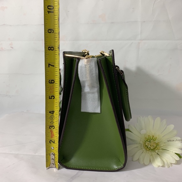 Michael Kors Hope Medium Messenger - Picture 3 of 9